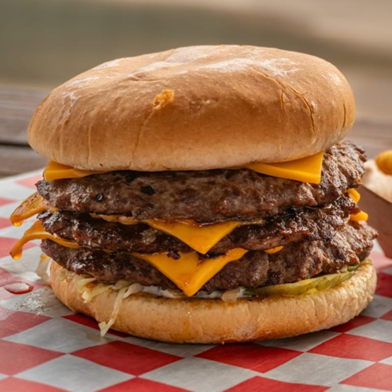 Bacon Cheeseburger: A Juicy American Classic